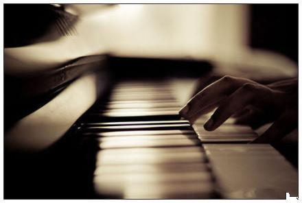 生活就像一架钢琴：白键是快乐，黑键是悲伤。但是，只有黑白键的合奏才能弹出美妙的音乐