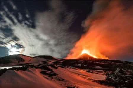 火山喷发形成的地貌 火山怎样形成的 火山喷发的过程