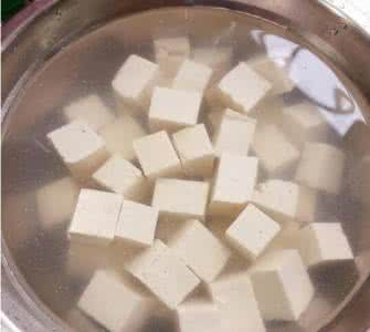 人头豆腐汤国语完整版 采用旺火水焯法，可保持豆腐完整