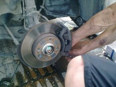 刹车片更换方法 刹车片的更换时机和其安装方法