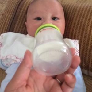 小宝宝吃奶 怎样知道小宝宝想吃奶了
