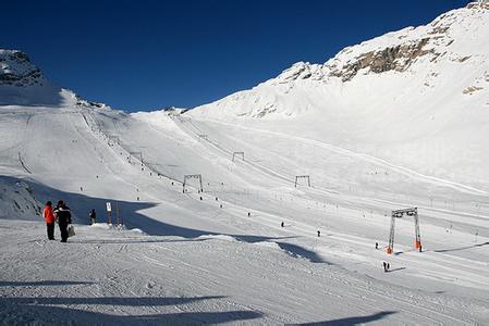 滑雪胜地发生雪崩 冬季的北半球滑雪胜地旅行