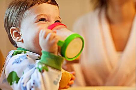 如何让宝宝爱上喝水 使宝宝爱喝水的方法_宝宝爱上喝水的方法