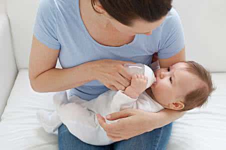 新生儿食量标准 新生儿如何奶粉喂养 新生儿奶粉喂食量标准
