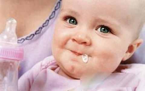 2岁宝宝喝奶粉后吐奶 2岁婴儿呕吐奶怎么治疗