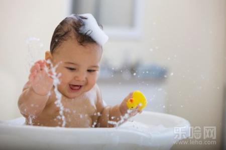 新生儿多长时间洗澡 新生儿洗澡时间 新生儿什么时间洗澡