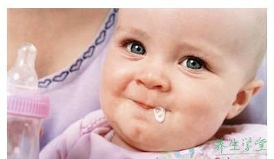 新生儿吐奶是什么原因 新生儿吐奶的原因 新生儿为什么会吐奶