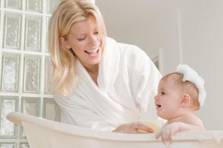 如何给新生儿洗头 如何给新生儿洗澡洗头 怎样给新生儿洗澡洗头