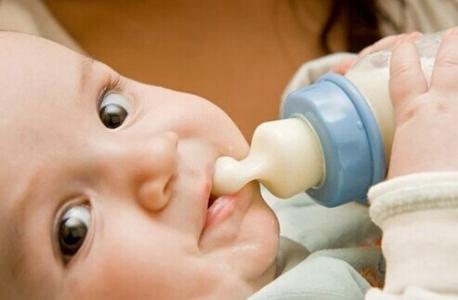 新生儿咖啡牛奶斑图片 给新生儿喂牛奶要注意什么