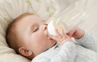 宝宝不肯喝奶只肯喝水 宝宝出生先喝奶还是喝水