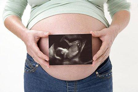 胎儿踢妈妈肚子动图 妈妈肚子里在“娱乐”的胎儿