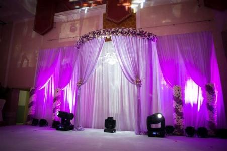 紫色婚礼现场布置 怎么布置紫色主题婚礼现场