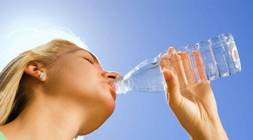 喉咙干燥喝水没用 干燥的秋季如何正确喝水