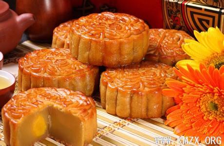 中秋节吃月饼的由来 中秋节合家烤制月饼