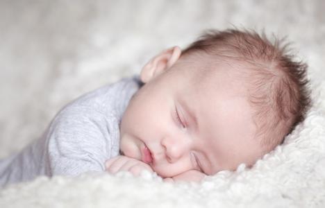 新生儿错误吃奶姿势图 新生儿的睡眠姿势是哪些