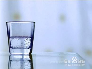 用什么杯子喝水最健康 上班族喝水用什么杯子最健康？