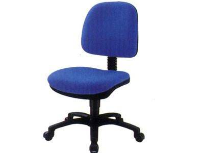 w型坐姿改善o型腿 Office巧用椅子改善坐姿