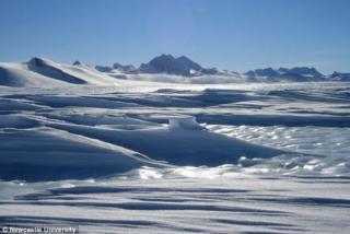 南极冰下7公里发现巨大海槽：太空可见