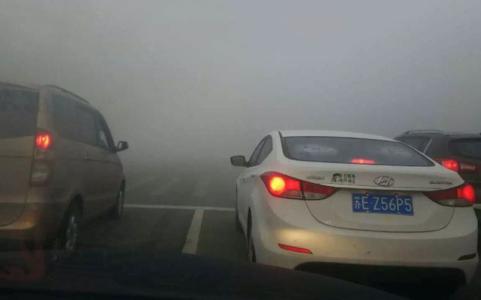雾霾天气怎么开车才安全