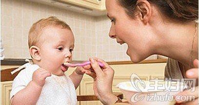 宝宝咳嗽吃什么食物好 别将嚼烂的食物喂给宝宝吃