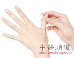 捏手指拍照什么意思 从捏手指的痛感预知健康状况