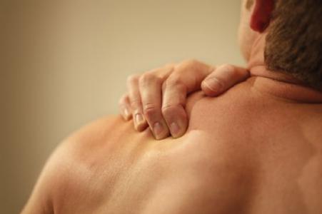 右肩膀酸痛是什么原因 肩膀酸痛是什么原因