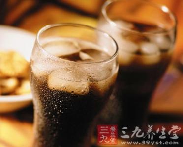 喝碳酸饮料的危害 疲劳时别喝碳酸饮料