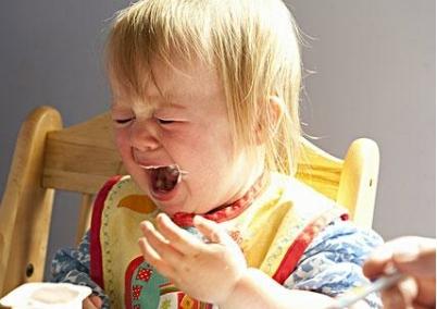 婴儿呕吐和吐奶的区别 婴儿呕吐怎么办