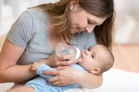 婴儿喝奶呛到 宝宝喝奶老被呛原因及对策
