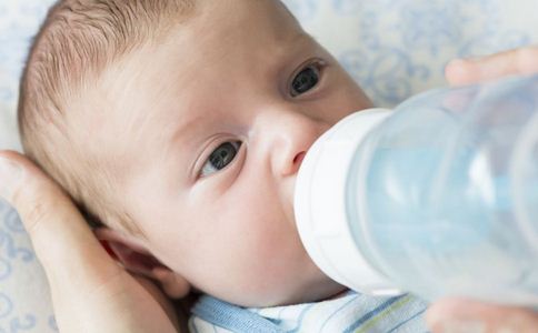 奶粉过敏的识别和处理 如何处理宝宝奶粉过敏现象
