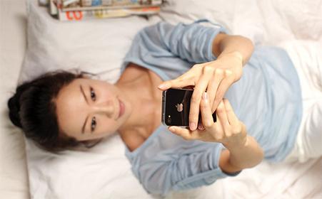 睡前注意事项 睡前玩手机的健康注意事项