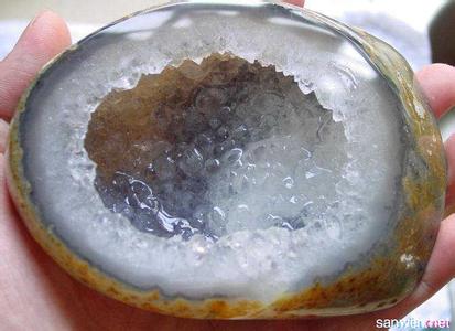 天然水晶的形成 天然水晶怎么形成的 天然水晶鉴定方法