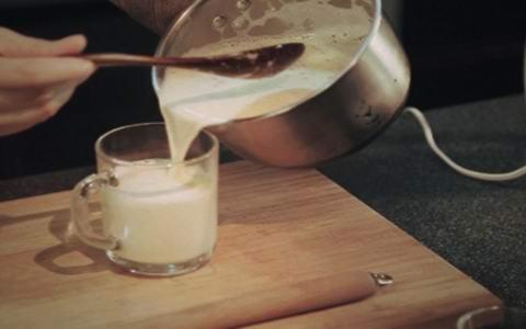 蛋奶酒 蛋奶酒的用法 蛋奶酒如何制作