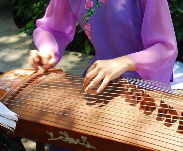 弹奏古筝技法手型图 古筝弹奏中的双手配合技法