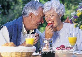 什么水果适合老年人吃 老年人不能吃什么水果
