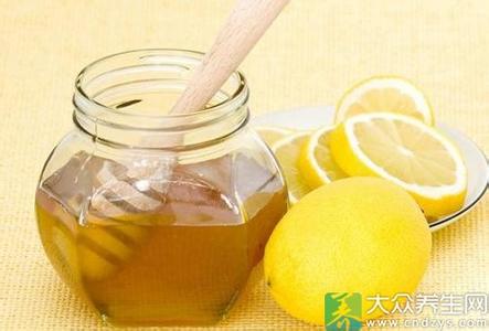 柠檬片蜂蜜泡水的功效 喝蜂蜜柠檬泡水的功效和好处