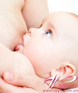 刚出生的宝宝怎么喂奶 宝宝出生后多久开始喂奶？