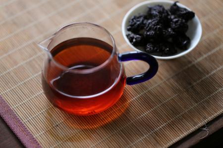 黑茶的功效与作用 黑茶的功效与作用有哪些 隔夜的黑茶能喝吗