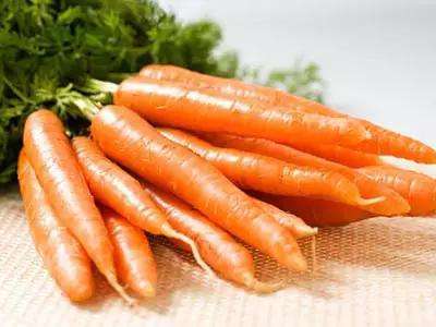 类胡萝卜素吸收什么光 生吃胡萝卜会难吸收胡萝卜素