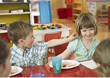 幼儿园宝宝吃饭视频 应对宝宝在幼儿园吃饭慢