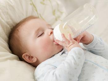 新生儿脐炎首选抗生素 鲜牛奶不是新生儿首选