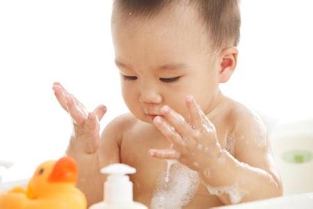 帮新生宝宝洗澡视频 如何给新生宝宝洗澡