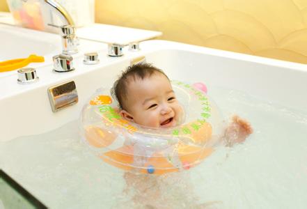 如何帮婴儿洗澡视频 如何帮婴儿洗澡