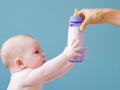 婴儿夜间尿多怎么回事 混合喂养对婴儿好吗