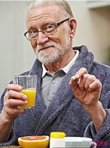 中老年人吃什么钙片好 老人吃钙片有什么好处 老人吃钙片的好处