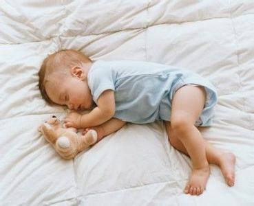调整宝宝睡眠时间 初生宝宝如何调整睡眠“时差”