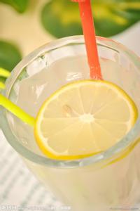 浓缩柠檬汁的用法 柠檬汁的用法 如何制作柠檬汁