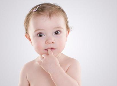 如何预防婴儿吸吮手指 预防宝宝吸手指的方法