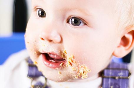 如何纠正宝宝含饭问题 宝宝喜欢含饭怎么办