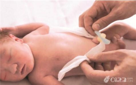 脐炎症状及治疗方法 初生宝宝脐炎怎么办 新生儿脐炎的治疗方法